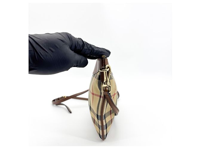 Burberry Peyton Crossbody Clutch Haymarket Coated Canvas Small - vista 4