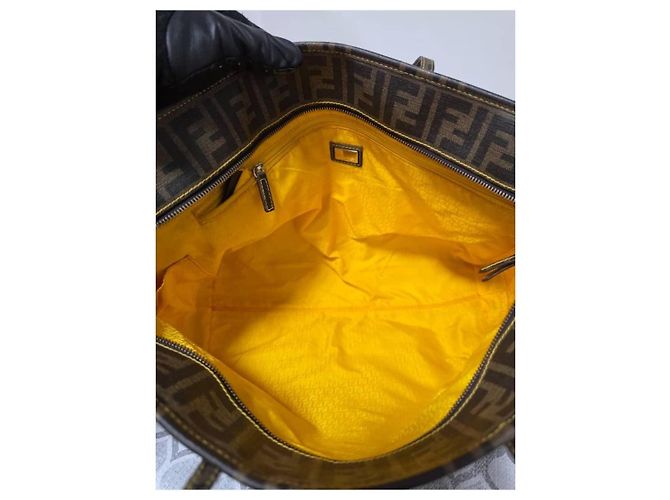 Fendi Zucca Spalmati Small Roll Tote - Marrón y Amarillo - vista 12