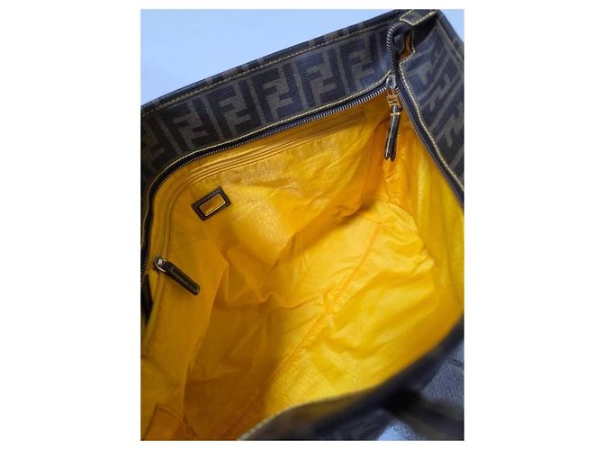 Fendi Zucca Spalmati Small Roll Tote - Marrón y Amarillo - vista 13