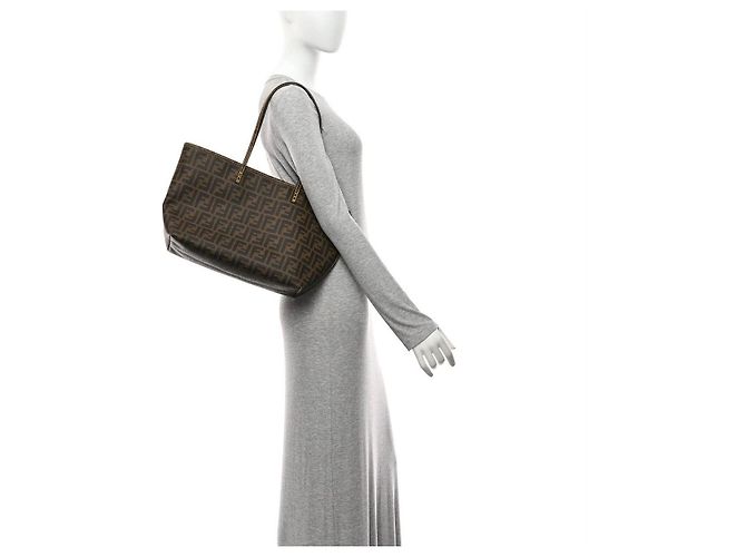Fendi Zucca Spalmati Small Roll Tote - Marrón y Amarillo - vista 14