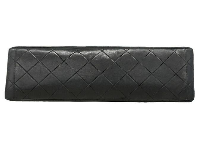 Borsa a tracolla Chanel in pelle d'agnello nera - vista 3