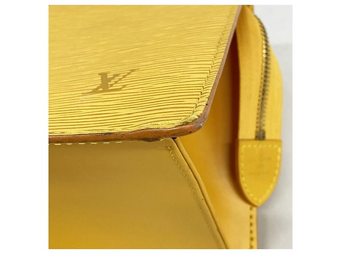 Borsa Louis Vuitton Epi Triangle - vista 6