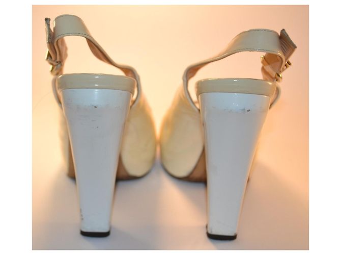 Fendi Slingback Peep-Toe Pumps aus Lackleder in Weiß/Creme - Ansicht 4