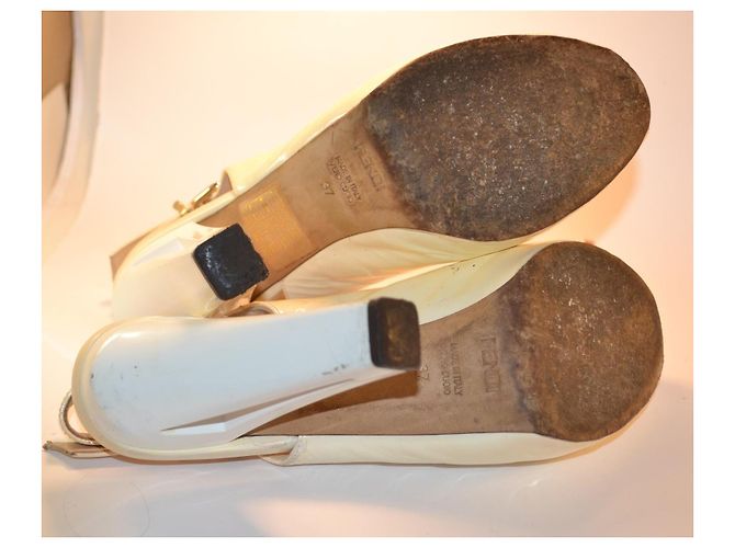 Fendi Slingback Peep-Toe Pumps aus Lackleder in Weiß/Creme - Ansicht 6