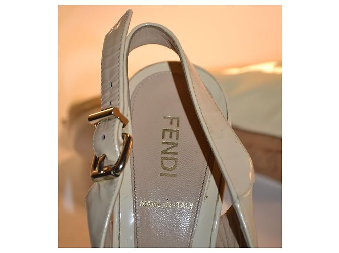 Fendi Slingback Peep-Toe Pumps aus Lackleder in Weiß/Creme - Ansicht 8