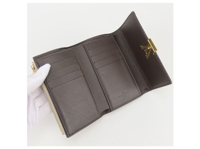 Louis Vuitton Portefeuille Capucines Compact Tri-fold Wallet - vue 11