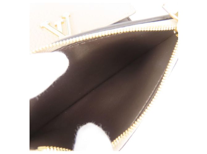 Louis Vuitton Portefeuille Capucines Compact Tri-fold Wallet - vue 12