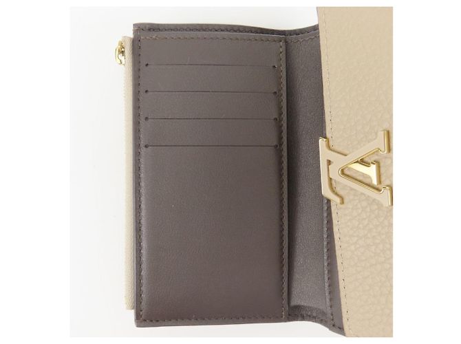 Louis Vuitton Portefeuille Capucines Compact Tri-fold Wallet - vue 13