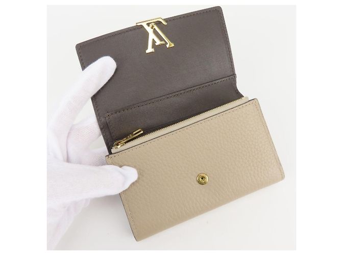 Louis Vuitton Portefeuille Capucines Compact Tri-fold Wallet - vue 9