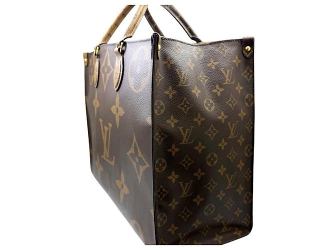 Saco Tote Louis Vuitton Monogram Giant Reverse OnTheGo GM - vista 4
