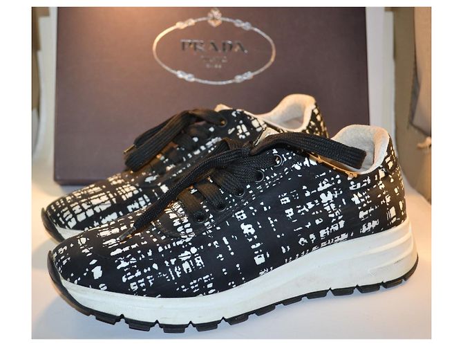 Baskets Prada en toile imprimée noir et blanc - vue 2