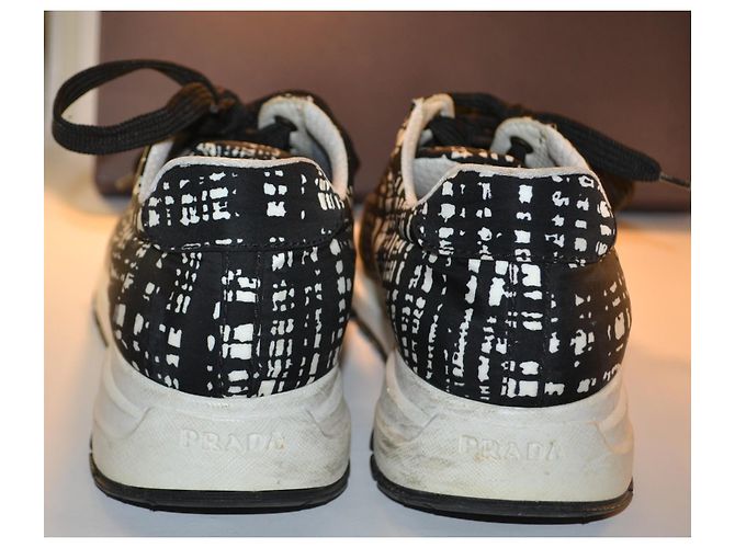 Baskets Prada en toile imprimée noir et blanc - vue 3