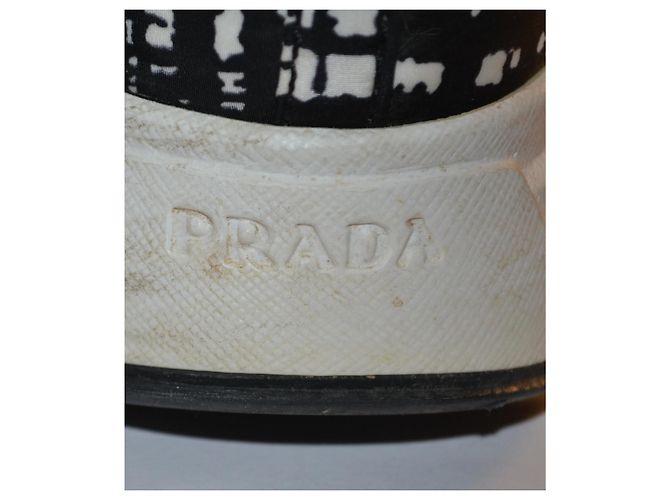 Baskets Prada en toile imprimée noir et blanc - vue 4