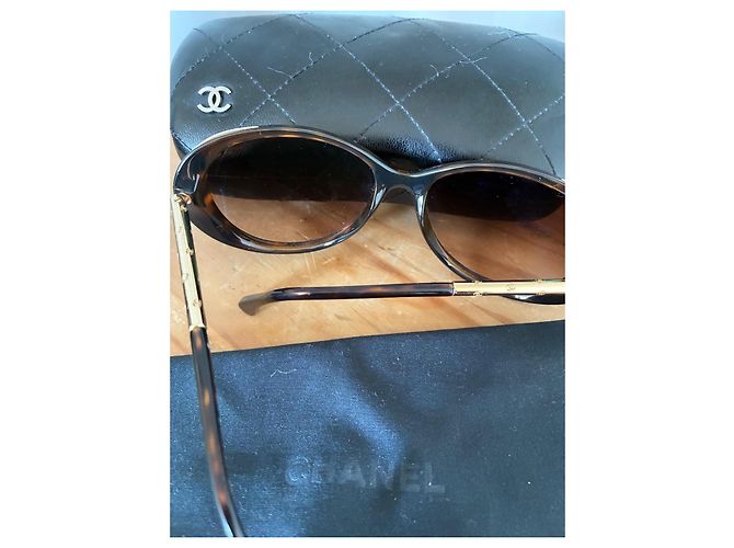 Occhiali da sole Chanel tartarugati e oro - vista 3