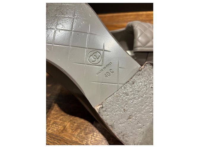 Mocassins Chanel em couro acolchoados CC - vista 2