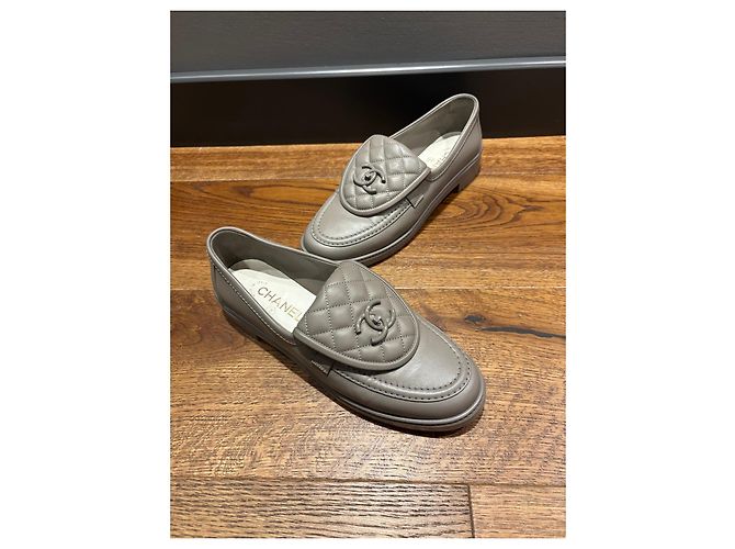 Mocassins Chanel em couro acolchoados CC - vista 6