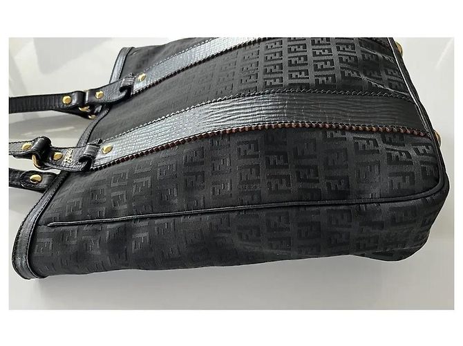 Zucchino Fendi Monogram Shopper-Tasche aus schwarzem Leder - Ansicht 6