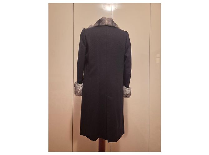Cappotto Brioni in lana nera con collo in pelliccia - vista 2
