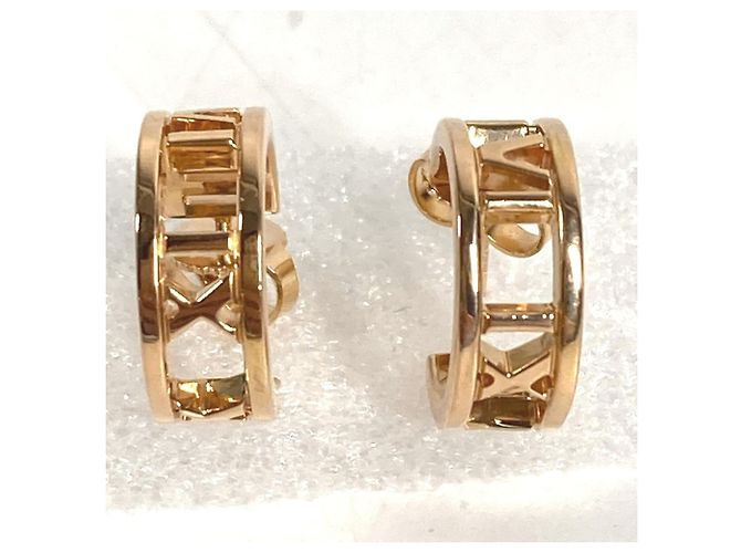 Autre Marque Tiffany & Co. Atlas Logo Ohrringe aus 18K Gold - Ansicht 3
