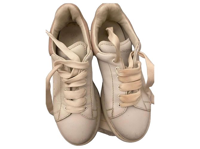 Sneakers Alexander McQueen in Pelle Bianca e Rosa - vista 2