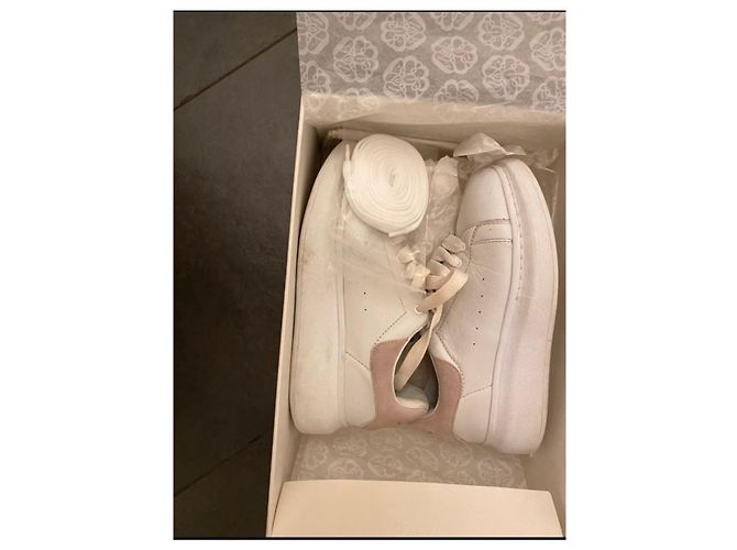 Sneakers Alexander McQueen in Pelle Bianca e Rosa - vista 5