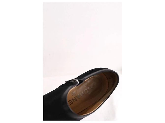 Bottines Chanel en daim noir Taille 42 - vue 6