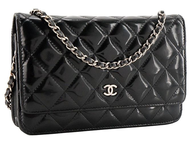 CHANEL - Classic/Timeless Chanel Wallet On Chain Schultertasche aus schwarzem Lackleder - Ansicht 2