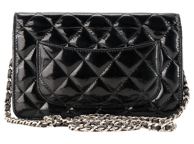 CHANEL - Classic/Timeless Chanel Wallet On Chain Schultertasche aus schwarzem Lackleder - Ansicht 3