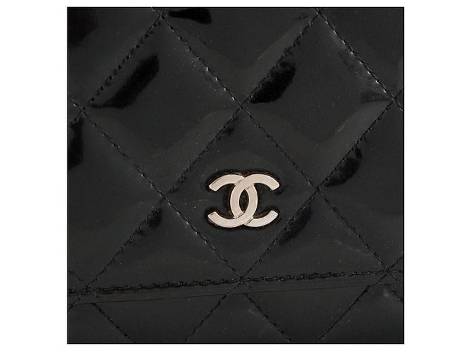CHANEL - Classic/Timeless Chanel Wallet On Chain Schultertasche aus schwarzem Lackleder - Ansicht 5