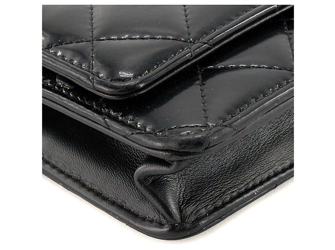 CHANEL - Classic/Timeless Chanel Wallet On Chain Schultertasche aus schwarzem Lackleder - Ansicht 6