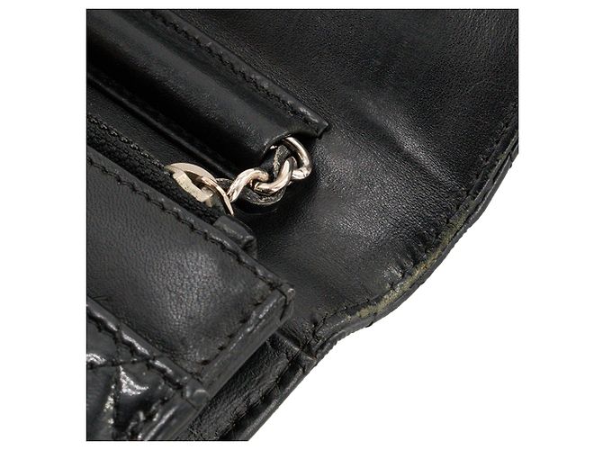 CHANEL - Classic/Timeless Chanel Wallet On Chain Schultertasche aus schwarzem Lackleder - Ansicht 7