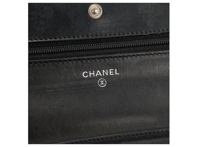CHANEL - Classic/Timeless Chanel Wallet On Chain Schultertasche aus schwarzem Lackleder - Ansicht 8