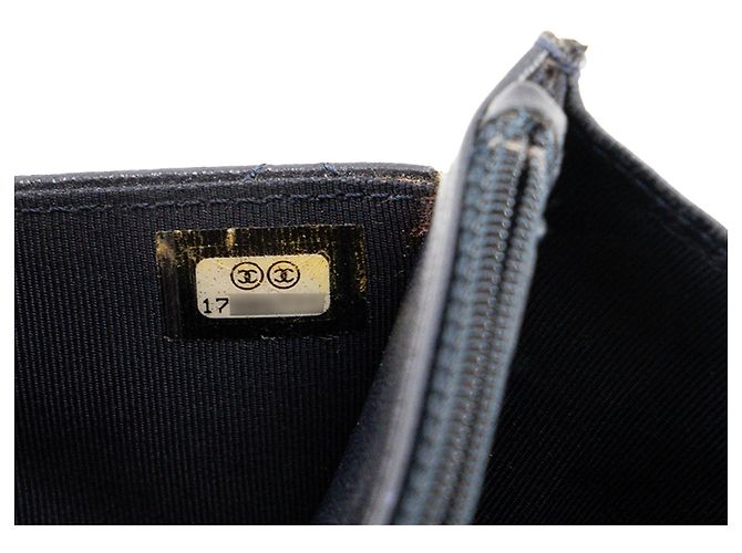 CHANEL - Classic/Timeless Chanel Wallet On Chain Schultertasche aus glattem dunkelblauem Leder - Ansicht 10