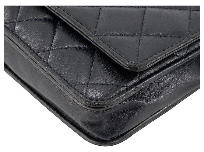 CHANEL - Classic/Timeless Chanel Wallet On Chain Schultertasche aus glattem dunkelblauem Leder - Ansicht 5