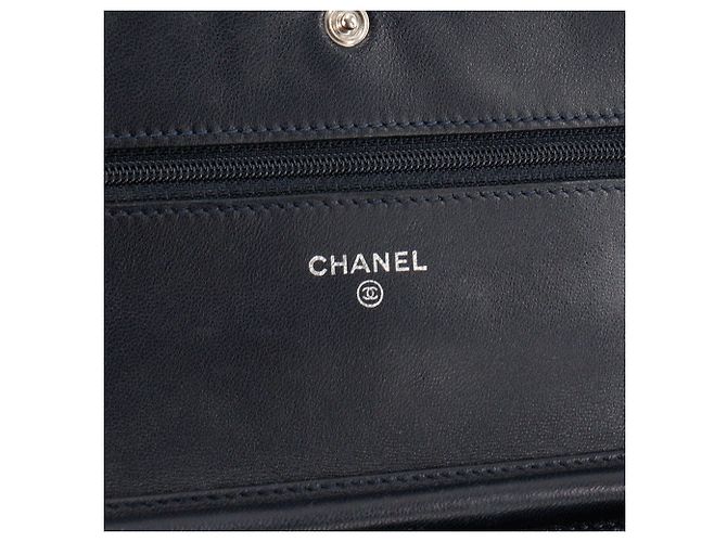 CHANEL - Classic/Timeless Chanel Wallet On Chain Schultertasche aus glattem dunkelblauem Leder - Ansicht 6