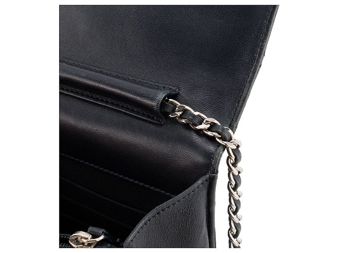 CHANEL - Classic/Timeless Chanel Wallet On Chain Schultertasche aus glattem dunkelblauem Leder - Ansicht 8