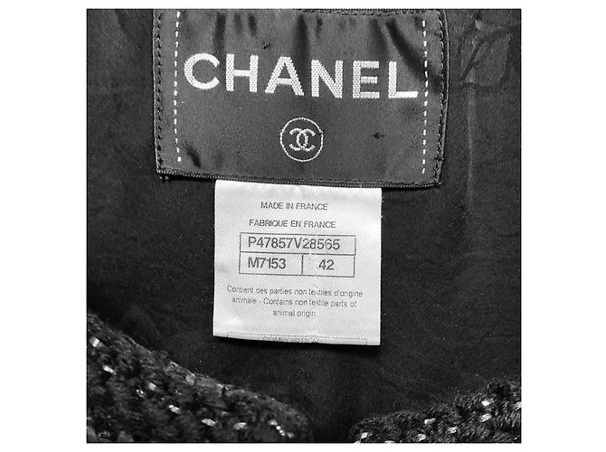 Giacca Chanel in tweed bouclé nero con bottoni logo CC - vista 4