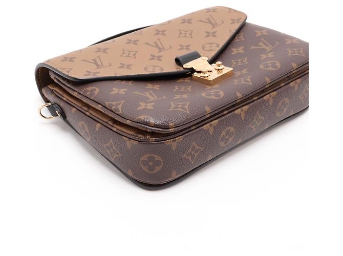 Louis Vuitton Pochette Metis Canvas Flap Crossbody Monogram Reverse - vista 4