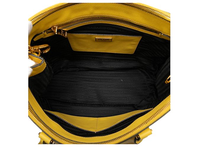 Bolso Prada Medium Saffiano Lux Galleria Double Zip Amarillo - vista 4