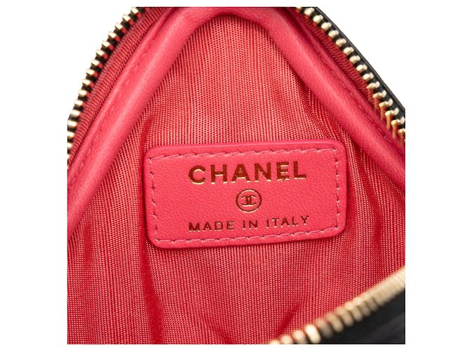 Clutch Chanel CC em pele de cordeiro acolchoada preta com corrente e alça transversal - vista 5