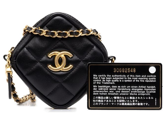 Clutch Chanel CC em pele de cordeiro acolchoada preta com corrente e alça transversal - vista 7