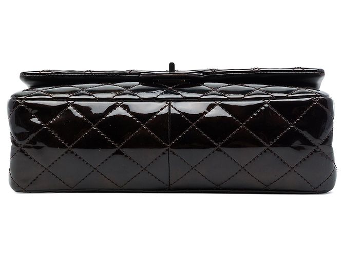 Borsa a tracolla Chanel Reissue 2.55 Double Flap 226 in vernice matelassé marrone - vista 3