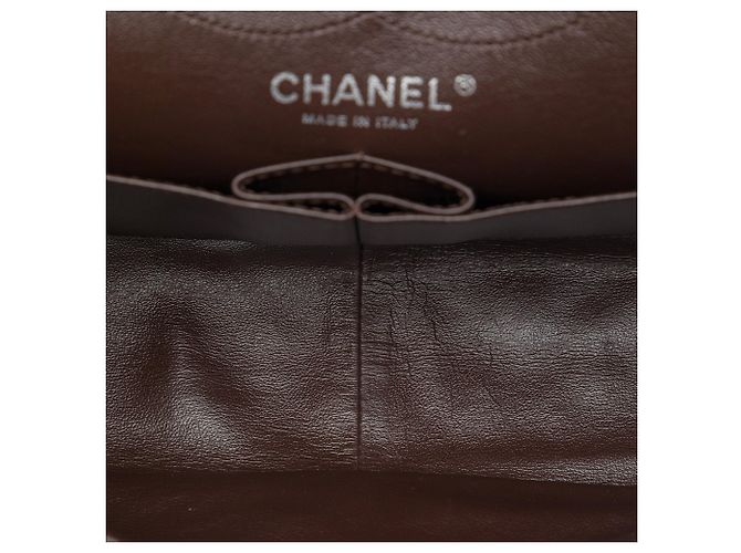 Borsa a tracolla Chanel Reissue 2.55 Double Flap 226 in vernice matelassé marrone - vista 4