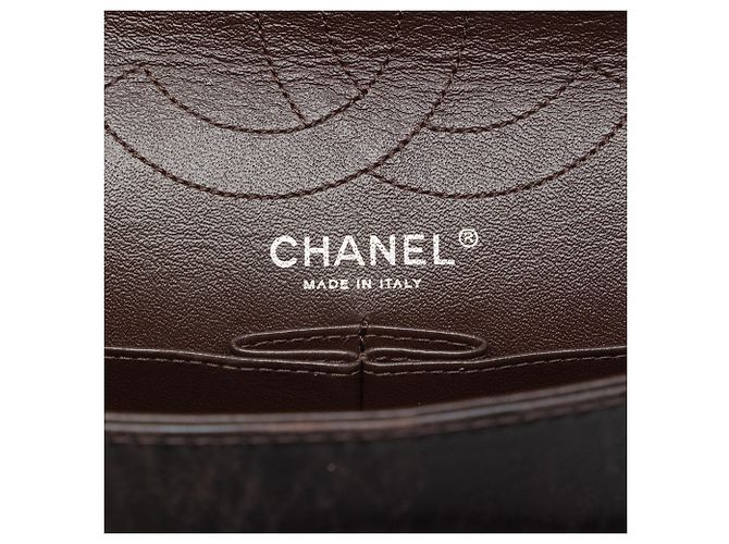 Borsa a tracolla Chanel Reissue 2.55 Double Flap 226 in vernice matelassé marrone - vista 5