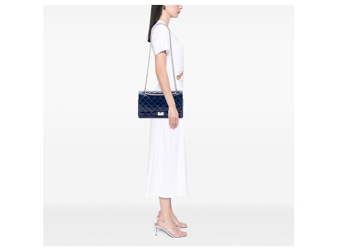 Borsa a tracolla Chanel Reissue 2.55 Double Flap 227 in vernice matelassé blu effetto stropicciato - vista 6