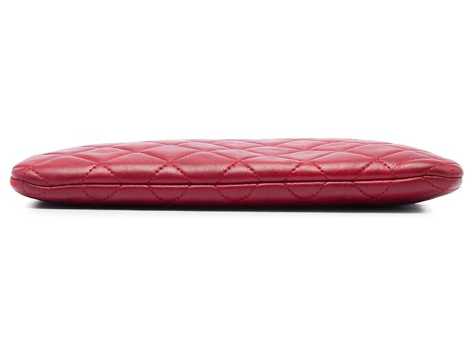 Clutch Chanel Small Quilted Lambskin O Case Roja - vista 3