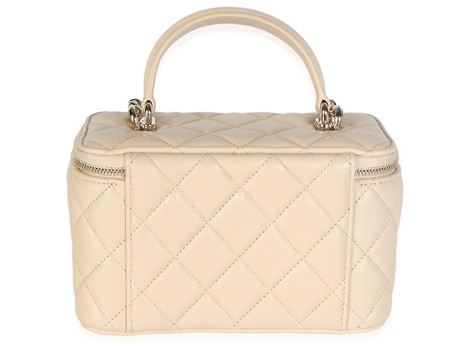 Piccola borsa vanity Chanel in pelle d'agnello matelassé beige con manico superiore e catena - vista 2