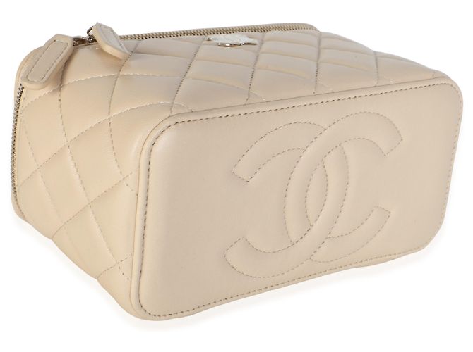Piccola borsa vanity Chanel in pelle d'agnello matelassé beige con manico superiore e catena - vista 7