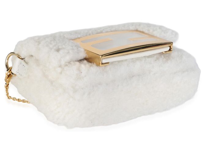 Fendi Charm Baguette Nano Maxi Buckle in shearling crema - vista 6