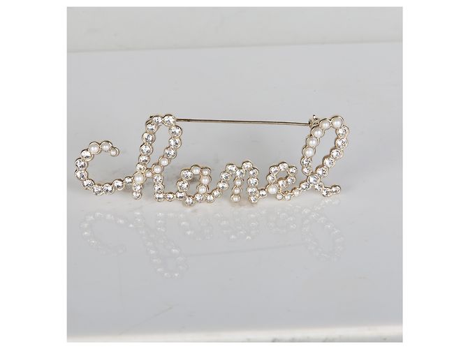 Gabrielle Broche Chanel 2019 chapado en oro con script, perlas falsas y strass - vista 4